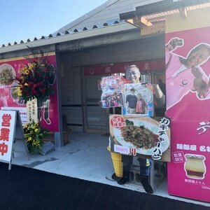 船越漁港(糸島)の牡蠣小屋「焼きかき服部屋」2023秋シーズン～ピンクがトレードマークの牡蠣小屋＆大将広告塔です。